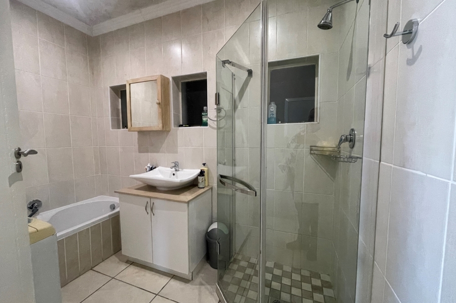 To Let 3 Bedroom Property for Rent in Signal Hill Western Cape